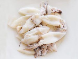 calamar patagónico limpio con piel